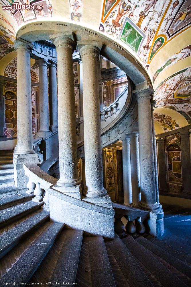 Immagine La Scala Regia di Palazzo Farnese a Caprarola, Viterbo, Lazio. La scala principale della dimora ha forma a spirale; disegnata dal Vignola, venne affrescata da Antonio Tempesta - © marcociannarel / Shutterstock.com