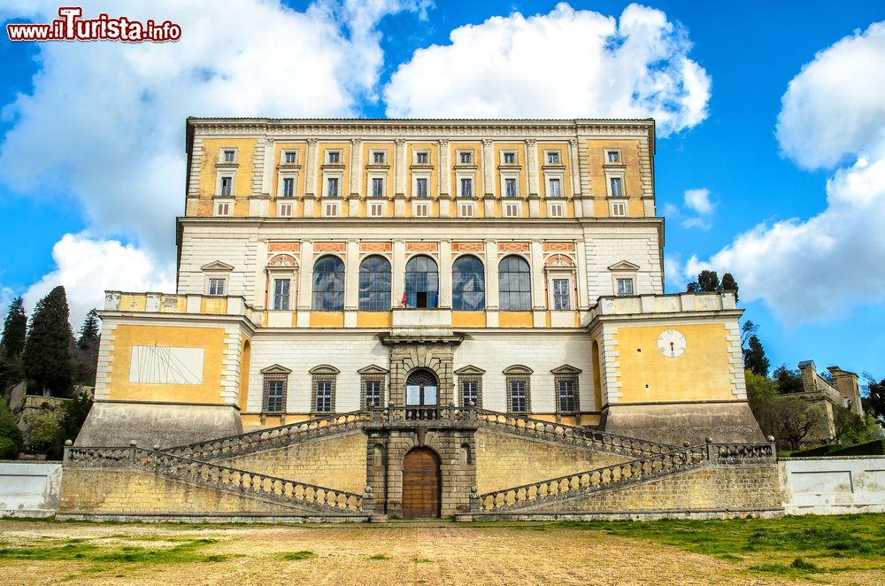 Immagine Palazzo Farnese, dimora dell'omonima famiglia, a Caprarola, Viterbo, Lazio.  Il casato dei Farnese estese il proprio potere dalla Tuscia sin dentro al cuore della Città Eterna, diventando protagonista della scena politica italiana e europea del VXI° secolo.