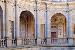 Il cortile interno di forma circolare di Palazzo Farnese a Caprarola, Viterbo, Lazio. Con la sua forma armoniosamente inserita nell'insieme della costruzione, questo grazioso spazio aperto ...