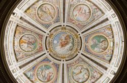 Il soffitto della Cappella Gentilizia a Palazzo Farnese, Caprarola, Viterbo, Lazio. Preziosi affreschi decorano questa sala circolare, cappella privata del cardinale Alessandro - © Marco ...