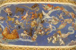 Particolare degli affreschi di Palazzo Farnese a Caprarola, Viterbo, Lazio. Il soffitto della Sala del Planisfero, che rappresenta il cielo dell'emisfero nord, è opera di un artista ...