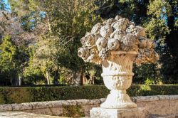 Un vaso in pietra scolpito nel giardino di Palazzo Farnese a Caprarola, Viterbo, Lazio. Questa bella scultura rinascimentale è decorata con frutta e fiori.


