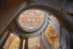 Veduta panoramica della Scala Regia di Palazzo Farnese, Caprarola, Viterbo, Lazio. Capolavoro del Vignola, questo maestoso scalone ha forma a spirale - © trotalo / Shutterstock.com