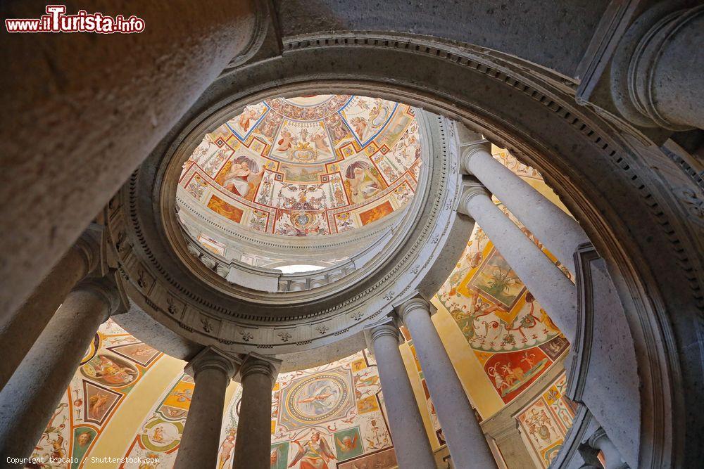 Immagine Veduta panoramica della Scala Regia di Palazzo Farnese, Caprarola, Viterbo, Lazio. Capolavoro del Vignola, questo maestoso scalone ha forma a spirale - © trotalo / Shutterstock.com