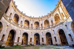 Una suggestiva veduta panoramica del cortile interno di Palazzo Farnese a Caprarola, Viterbo, Lazio - © marcociannarel / Shutterstock.com