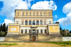 Palazzo Farnese, dimora dell'omonima famiglia, a Caprarola, Viterbo, Lazio.  Il casato dei Farnese estese il proprio potere dalla Tuscia sin dentro al cuore della Città Eterna, ...