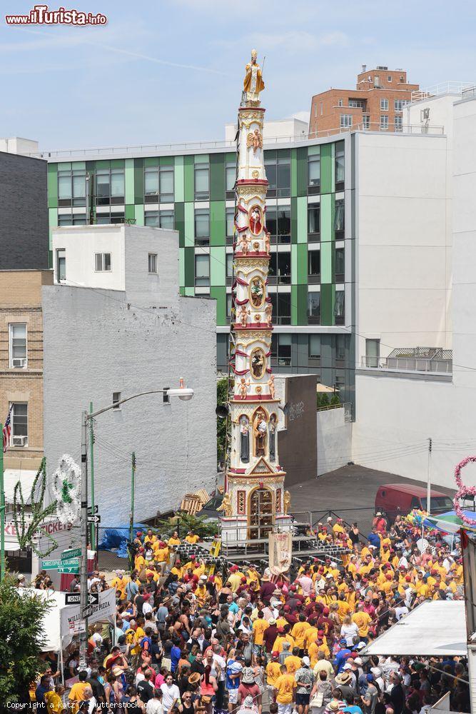 Immagine La Giglio Feast si svolge a Williamsburg (Brooklyn, New York City). Per l'occasione i partecipanti trasportano gigantesche statue - © a katz / Shutterstock.com