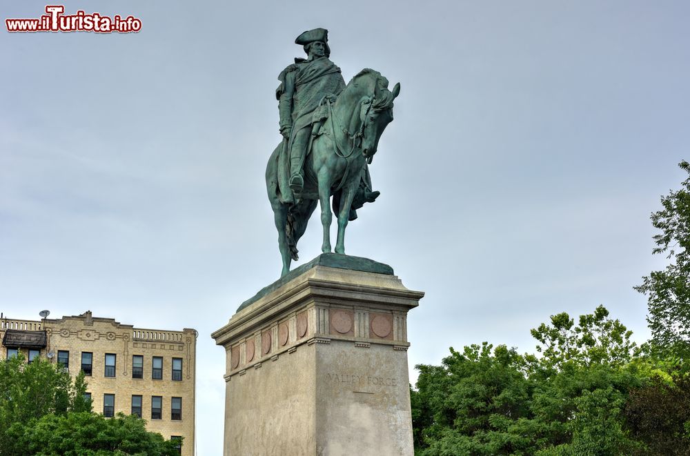 Immagine Continental Army Plaza nel quartiere di Williamsburg (Brooklyn, New York City), dove si trova la statua equestre di George Washington.