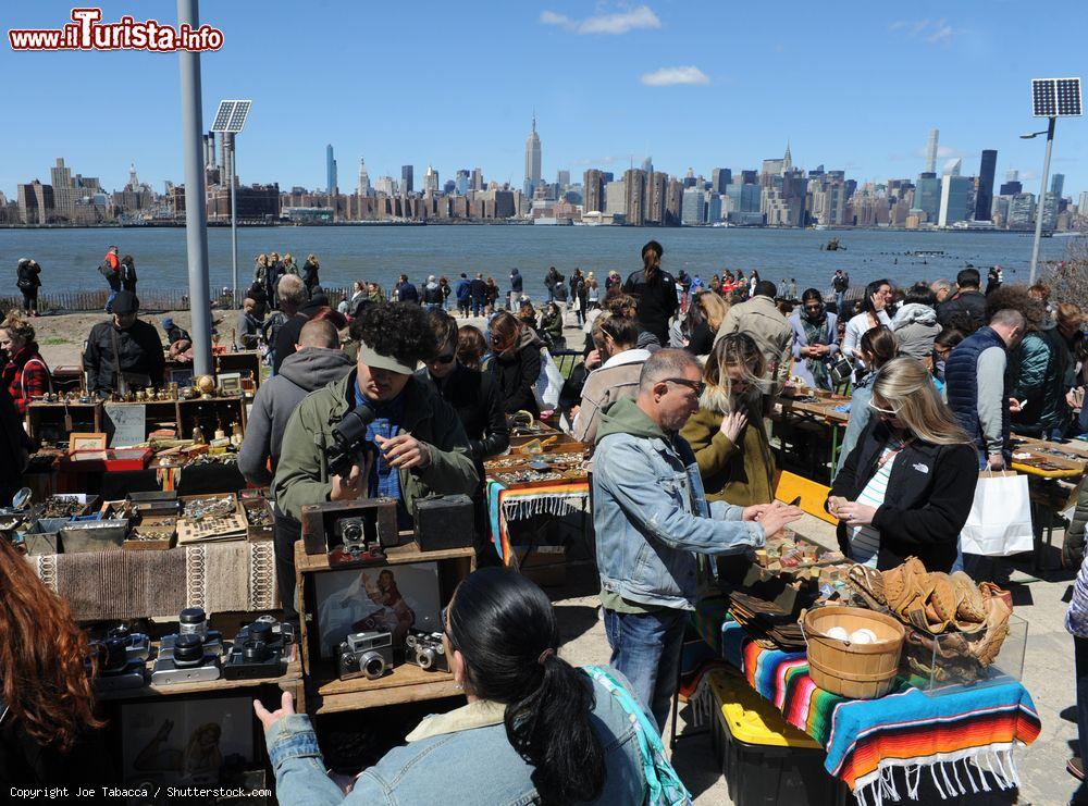 Immagine Gente in cerca di affari al flea market di Williamsburg (Brooklyn, New York City), con i grattacieli di Manhattan sullo sfondo - foto © Joe Tabacca / Shutterstock.com