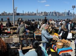 Gente in cerca di affari al flea market di Williamsburg (Brooklyn, New York City), con i grattacieli di Manhattan sullo sfondo - foto © Joe Tabacca / Shutterstock.com