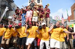 La 125esima "Giglio Feast" a Williamsburg, Brooklyn (New York City), di fronte alla chiesa di Our Lady of Mount Carmel - © a katz / Shutterstock.com