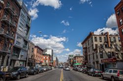 Una strada di Williamsburg, quartiere del distretto di Brooklyn (New York) che confina con Greenpoint, Bedford-Stuyvesant, Bushwick e l'East River - foto © BrooklynScribe / Shutterstock.com ...