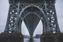 Una vista del Williamsburg Bridge di New York City dal basso. Il ponte collega il quartiere di Williamsburg a Manhattan.