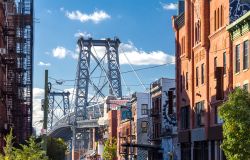 L'inconfondibile sagoma del Williamsburg Bridge sullo sfondo nel distretto di Brooklyn, a New York City.