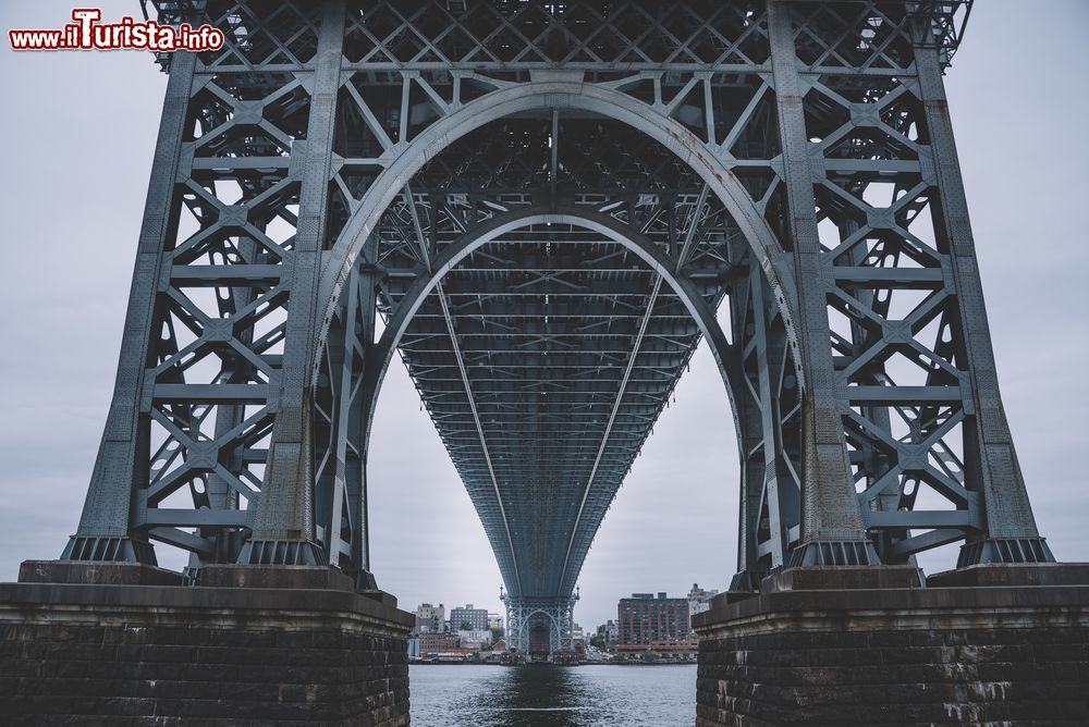 Immagine Una vista del Williamsburg Bridge di New York City dal basso. Il ponte collega il quartiere di Williamsburg a Manhattan.
