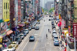 Il quartiere di Chinatown con i suoi negozi e le caratteristiche insegne nel cuore dell'isola di Manhattan, a New York City - foto © Ryan DeBerardinis / Shutterstock.com