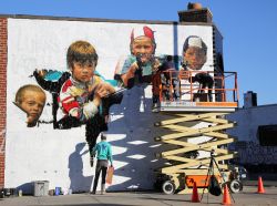 Artisti dipingono un murale su un edificio del quartiere di Williamsburg (Brooklyn) - foto © Leonard Zhukovsky / Shutterstock.com