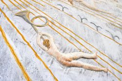 Arte erotica sul muro di pietra del Tempio del Sole, un'antica cisterna di acqua piovana oggi riconvertita. Siamo nei giarini La Mortella, ad Ischia - foto © Mariya Siyanko / Shutterstock.com ...