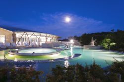 Vista notturna delle Terme di Chianciano in Toscana - ...