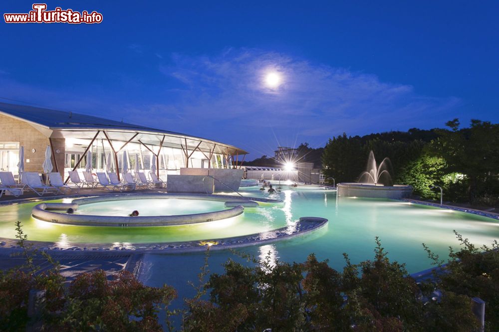 Immagine Vista notturna delle Terme di Chianciano in Toscana - © www.termechianciano.it