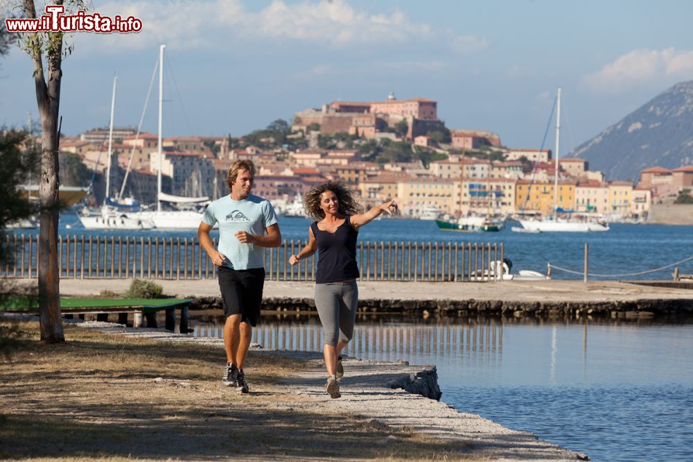 Immagine Passeggiata alla Terme di San Giovanni sul lungomare di Portoferraio in Toscana - © www.infoelba.it