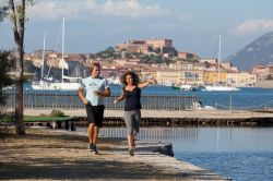 Passeggiata alla Terme di San Giovanni sul lungomare di Portoferraio in Toscana - © www.infoelba.it