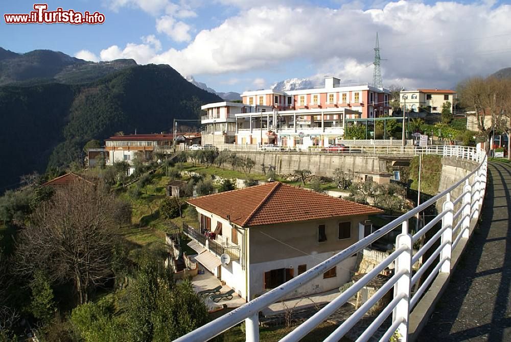 Immagine Lo Stabilimento termale delle Terme di San Carlo in Toscana, nei dintorni di Massa, Alpi Apuane