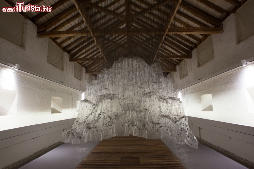 Immagine Dentro a Malga Costa (Arte Sella): l'opera di Onishi Yasuaki, Reverse of volume - © Arte Sella ph Giacomo Bianchi