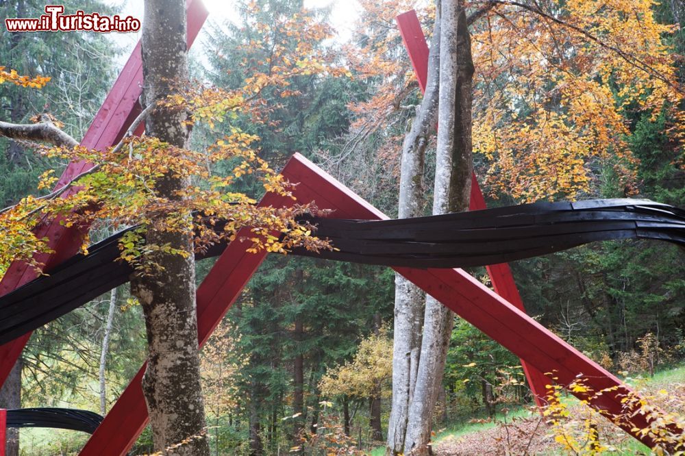 Immagine Una installazione di Rainer Gross nel museo di Arte Sella in Trentino - © Arte Sella ph Giacomo Bianchi