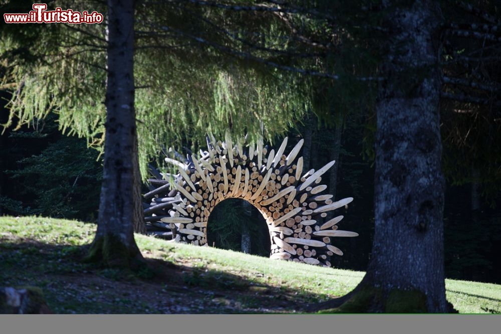 Immagine Una installazione ad Arte Sella, Borgo Valsugana: opera di Lee Jaehyo dal titolo 0121-1110=11507 - © Arte Sella ph Giacomo Bianchi