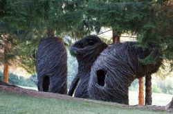 Tana libera tutti, l'installazione di Patrick Dougherty ad Arte Sella, Borgo Val Sugana - © Arte Sella ph Giacomo Bianchi