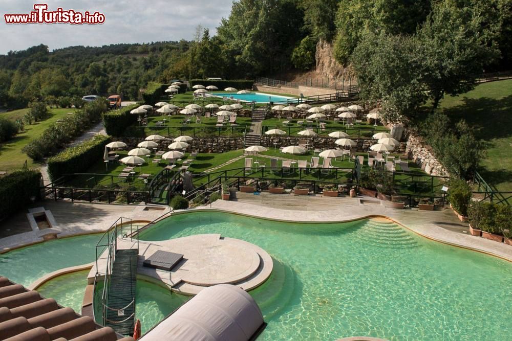 Immagine Piscina esterna delle Terme di Sorano in Toscana