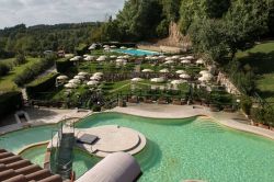 Piscina esterna delle Terme di Sorano in Toscana