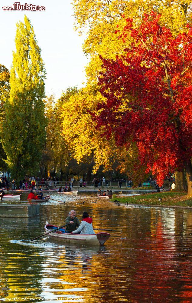 Immagine Autunno al lago Daumesnil, Bois de Vincennes, Parigi, Francia. Con i suoi 12 ettari è il lago più grande del parco parigino oltre che una popolare destinazione per chi ama passeggiare e fare escursioni in barca - © Petr Kovalenkov / Shutterstock.com