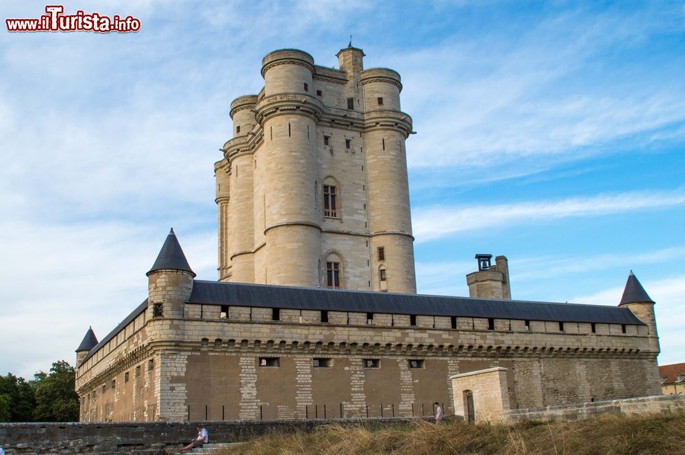 Immagine Il castello di Vincennes, Parigi, Francia. Questa residenza reale fortificata, voluta dai Valois agli inizi del 1400, è stata la più alta di tutt'Europa: il mastio dell'ala ovest supera i 50 metri di altezza.