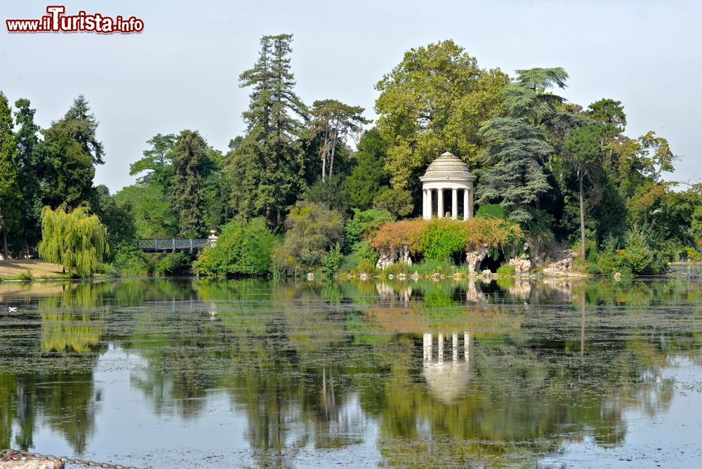 Immagine Il tempio sull'isola della grotta al lago Daumesnil, Bois de Vincennes, Parigi, Francia.
