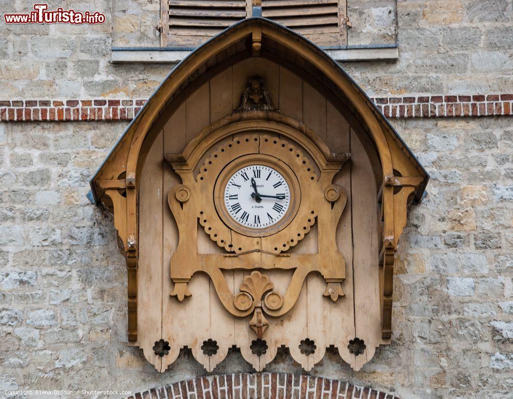 Immagine L'orologio in legno sulla facciata della casa forestale al Bois de Vincennes, Parigi, Francia. Passeggiando all'interno del parco si possono scoprire attrazioni e monumenti di vario genere - © Elena Dijour / Shutterstock.com