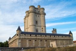 Il castello di Vincennes, Parigi, Francia. Questa residenza reale fortificata, voluta dai Valois agli inizi del 1400, è stata la più alta di tutt'Europa: il mastio dell'ala ...