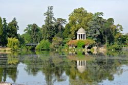 Il tempio sull'isola della grotta al lago Daumesnil, Bois de Vincennes, Parigi, Francia.



