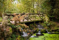 La pittoresca immagine di un ponte con la staccionata fatta di tronchi d'albero al Bois de Vincennes, Parigi, Francia. In autunno la vegetazione arborea del giardino si tinge di mille sfumature.



 ...