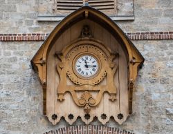 L'orologio in legno sulla facciata della casa forestale al Bois de Vincennes, Parigi, Francia. Passeggiando all'interno del parco si possono scoprire attrazioni e monumenti di vario ...