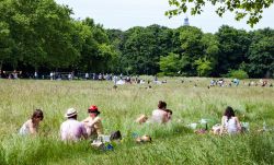 Persone fanno picnic e sport al Bois de Vincennes, Parigi, Francia. Questo parco di quasi mille ettari è il più grande della capitale francese - © Elena Dijour / Shutterstock.com ...