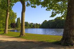 Uno scorcio panoramico del Bois de Vincennes, Parigi, Francia. Il grande giardino deve il suo nome all'omonima cittadina situata a una decina di km a est della capitale.

