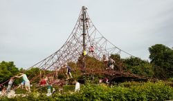 Spazio giochi nel Parc Floral di Parigi, una delle sezioni del parco di Vincennes - © Elena Dijour / Shutterstock.com