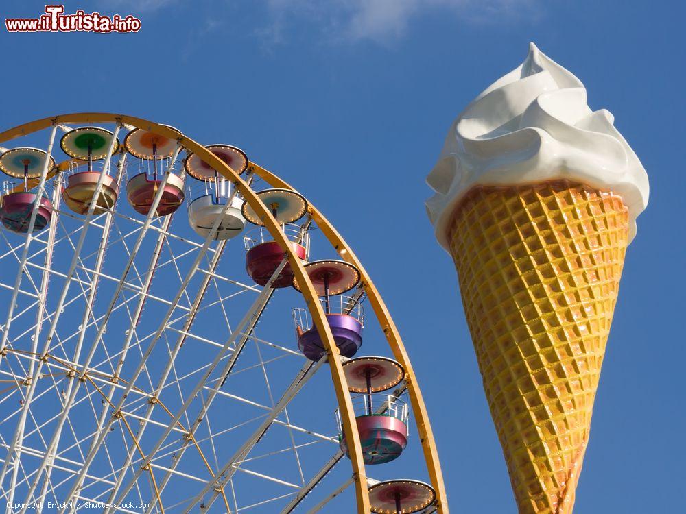 Immagine Ruota panoramica e gelato gigante alla Foire du Trone dei giardini di Vincennes a Parigi - © ErickN / Shutterstock.com