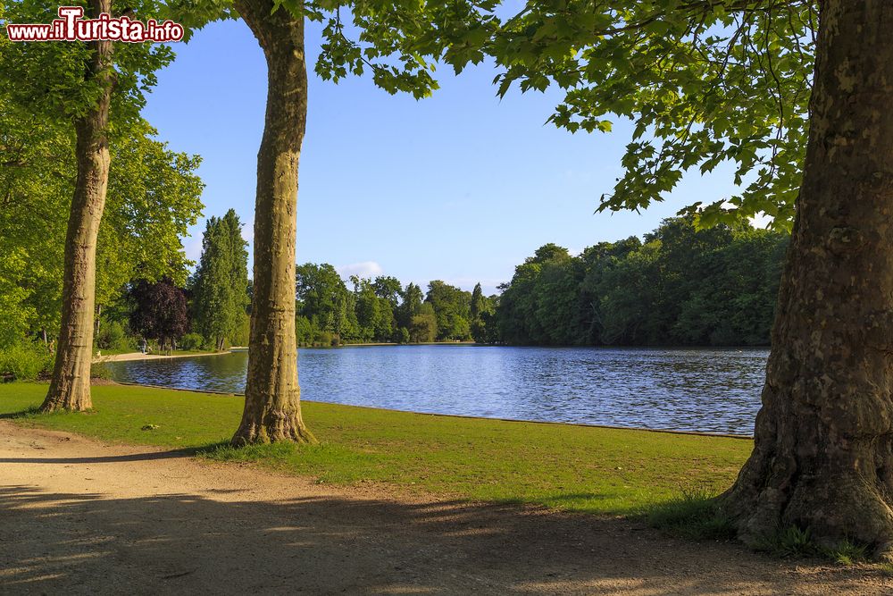 Immagine Uno scorcio panoramico del Bois de Vincennes, Parigi, Francia. Il grande giardino deve il suo nome all'omonima cittadina situata a una decina di km a est della capitale.