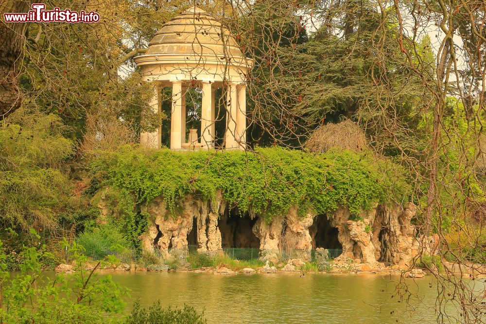 Immagine Una piccola pagoda e l'isola della grotta sul lago Daumesnil al Bois de Vincennes, Parigi, Francia. Una bella giornata primaverile al parco parigino.