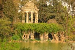 Una piccola pagoda e l'isola della grotta sul lago Daumesnil al Bois de Vincennes, Parigi, Francia. Una bella giornata primaverile al parco parigino.

