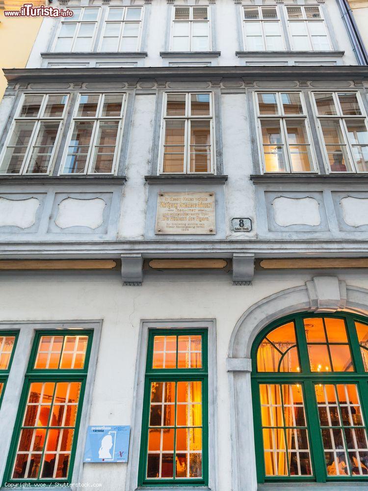 Immagine Dettaglio della facciata della Mozarthaus di Vienna. La Casa di Mozart si trova sulla Domgasse qui il musicista visse dal 1784 al 1787 ed oggi ospita un museo. - © vvoe / Shutterstock.com