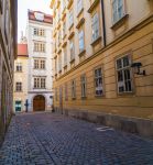 La via Blutgasse a Vienna con in fondo la casa-museo di Mozart (Mozarthaus). - © mikecphoto / Shutterstock.com